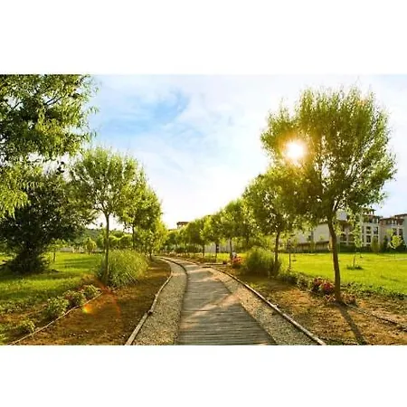 Апартамент Green Life Beach Resort- апартамент фемили Созопол