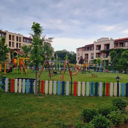 Апартамент Green Life Beach Resort- апартамент фемили Созопол